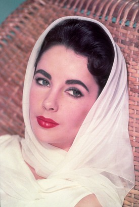 Híres volt különleges, ibolyás árnyalatú szeméről, amely rendkívül ritka és szinte egyedülálló volt Hollywoodban.