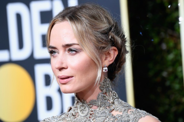 Emily Bluntnak a tavalyi Golden Globe gálán a halszálkafonását alacsony kontyba kötötték pár hajtincs szabadon hagyásával a romantikus eredmény kedvéért.
