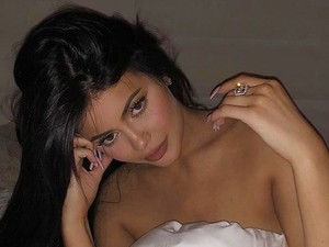 És végre látjuk: a várandós Kylie Jenner óriási pocakkal