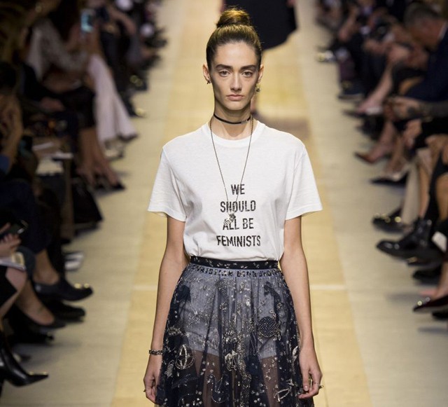 Feliratos póló a Dior kifutóján