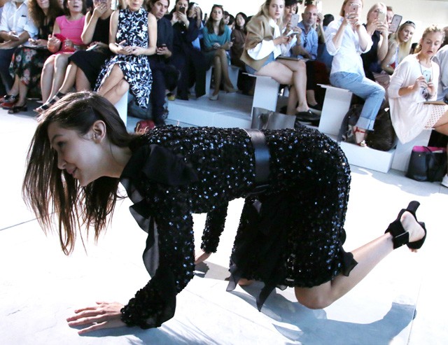 bella hadid, divathét, divatbemutató, new york-i divathét, esés, elesett, kifutó, baki