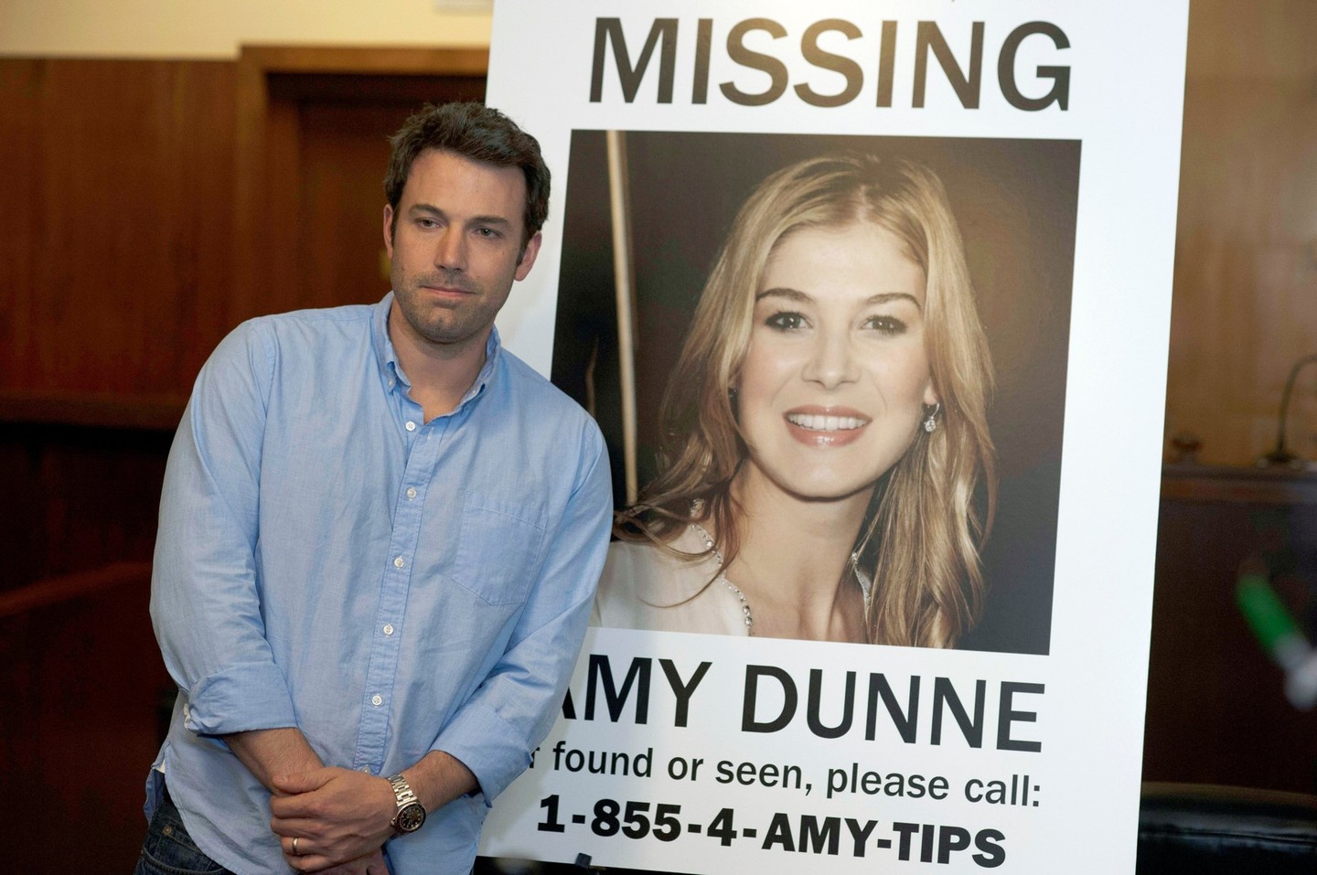 David Fincher klasszikus Holtodiglan című mozija ugyancsak fájó pontja a listának. Érdekesség, hogy a mozi női főszerepét Fincher végül Rosamund Pike-ra osztotta, előtte azonban olyan nevek is szóba jöttek, mint Natalie Portman, Charlize Theron vagy Rooney Mara, Pike viszont azért volt tökéletes választás a rendező szerint, mert egyáltalán nem beazonosítható az életkora. De Ben Affleck sem első ötlet volt: Tom Cruise a meztelen jelenetek miatt nem vállalta, a titokzatos Jon Hamm pedig épp javában forgatta a Mad Ment. Most, hogy - kis túlzással - mindent tudsz róla, nézd meg gyorsan, mert hamarosan elengedi a Netflix.