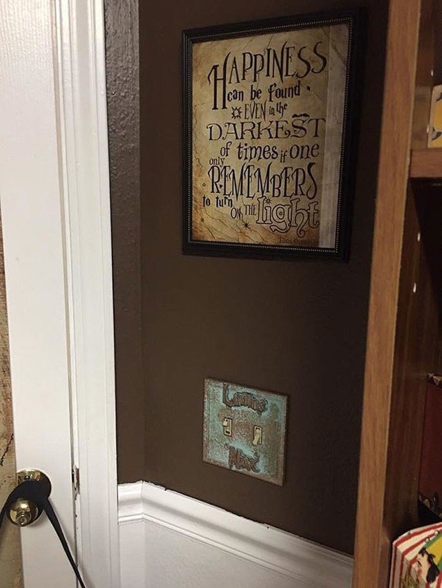 Ezek a szülők nemcsak hogy kreatívak, de még szellemesek is! A villanykapcsoló feletti Dumbledore idézet jobb helyen nem is lehetne! Egyetértetek? 