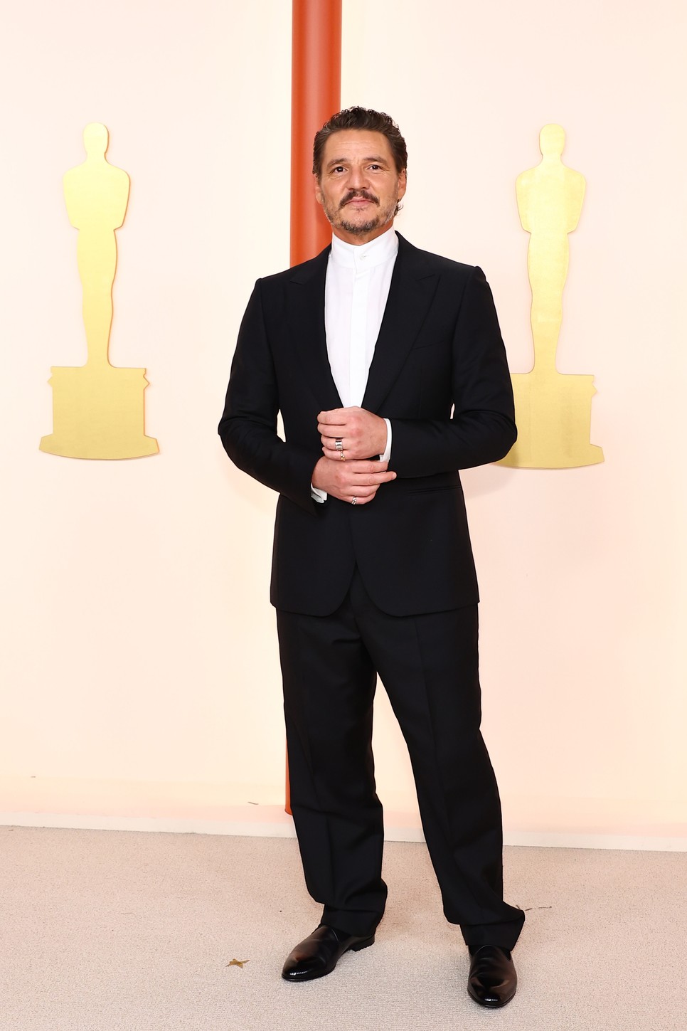 Pedro Pascal a 2023-as Oscar-gála vörös szőnyegén