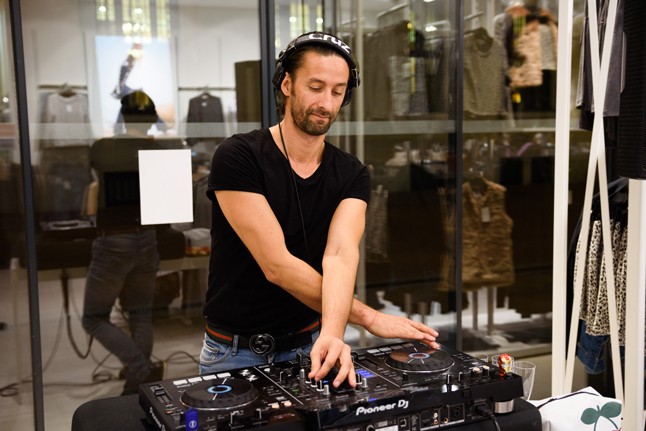 Hogy jó legyen a hangulat, ahhoz egy remek dj, és jó zenék is kellenek