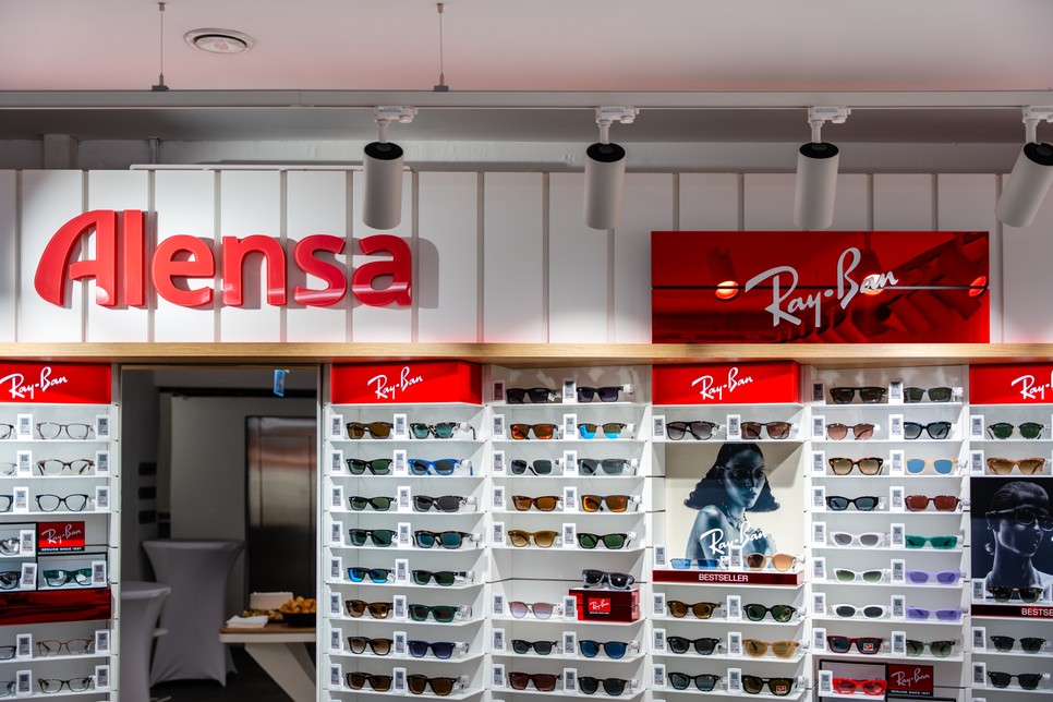 Az Alensa zártkörű bemutató eseményén a nyári kollekció és a különleges Ray-Ban Zone és Designer Corner bemutatása mellett a meghívott influencereknek és újságíróknak dedikált színtanácsadással kedveskedtek a szervezők.