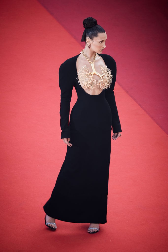Nincsenek szavak a Bella Hadid által viselt eszméletlen Schiaparelli kreációra Cannes-ban