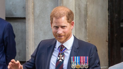 Harry herceg hatalmas hibát követett el, Károly királynak kellett bocsánatot kérnie a fia nevében