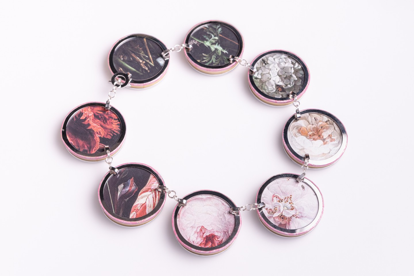 Az ékszerek mesélnek, másfajta értéket tárolnak, és nem csak az alapanyagában lehet leolvasni azt, hogy mennyit érnek