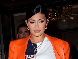 Újév alkalmából Kylie Jenner megmutatt milyen hatalmas már pocakja