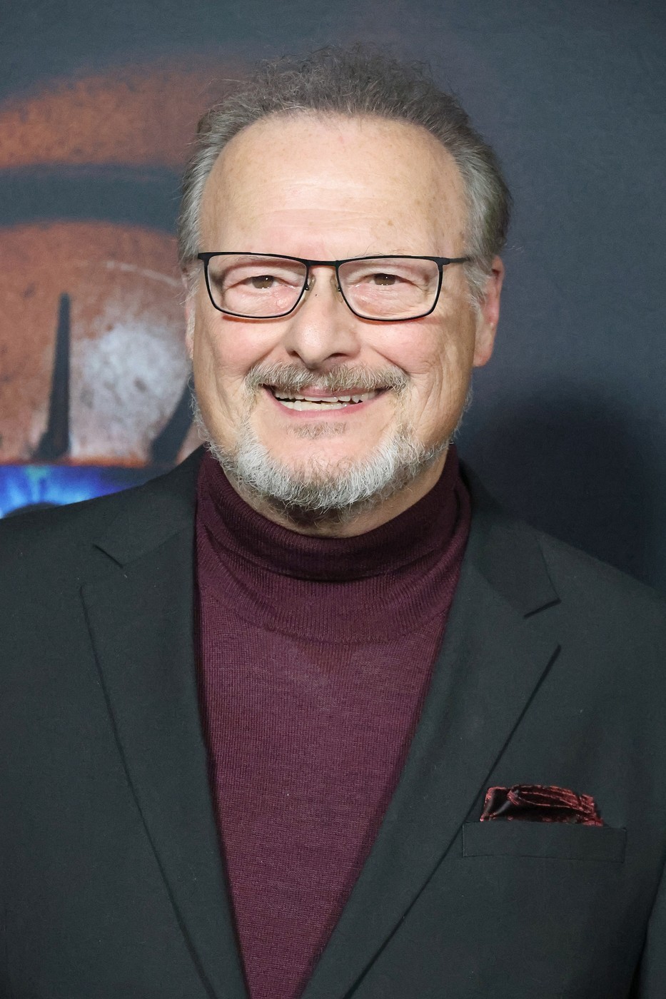 A 70 éves Wayne Knight szerepe a Jurassic-sorozatban rövid ideig tartott, miután karakterét, Dennis Nedryt, egy dilophosaurus felfalta, miután az ellopta a dinoszaurusz-embriókat. Később szerepelt a Space Jam (1996) című filmben, de láthattuk a Narcos című sorozatban is. 