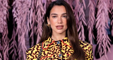 Dua Lipa melltartós szettjéből egyszerre árad a meztelenség és a sikk, egyszerűen gyönyörű az énekesnő