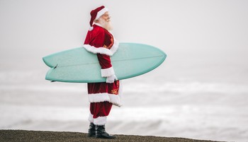 Szörfdeszkán érkezik a Télapó, ilyen az ausztrálok és az ausztráliai magyarok karácsonya