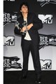 2011-ben az MTV Video Music Awardson csak ebben a férfi összeállításban mutatkozott, mely az alteregója Jo Calderone. A fellépést is ebben a szettben nyomta le és még akkor sem lépett ki szerepéből, amikor Beyoncé bejelentette terhességét.