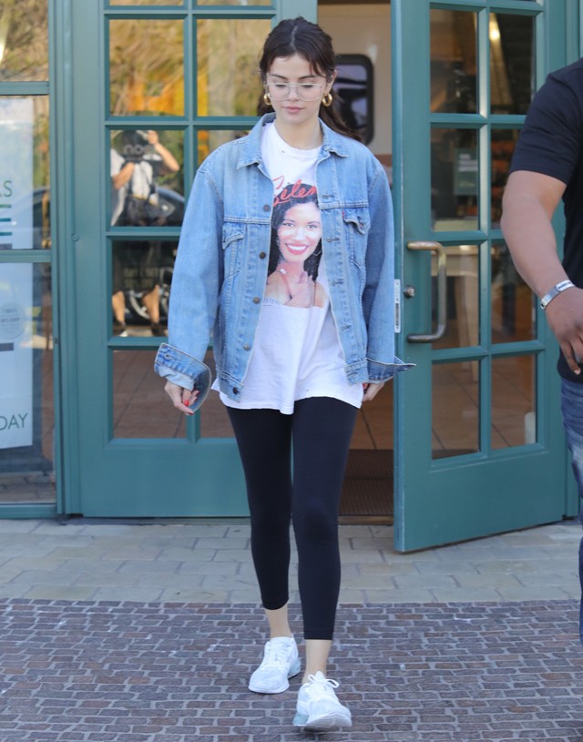Selena Gomez egy Selena pólóban