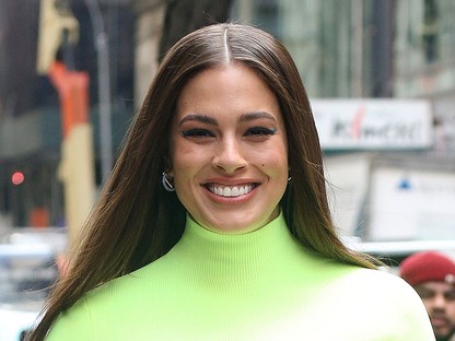 Ashley Graham plus size modell minden egyes kerek idoma látszik ebben a szettben