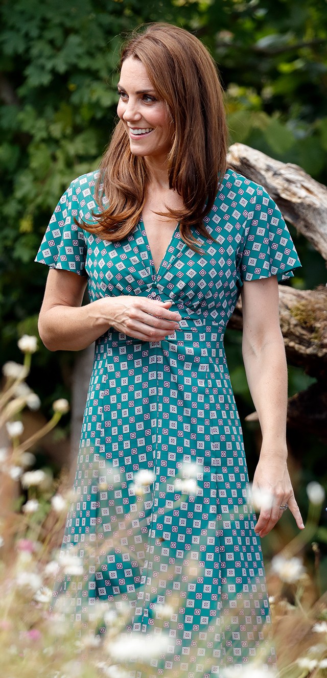 Kate bőrszínéhez remekül megy a türkizkék, amint ez a Sandro Paris ruha is mutatja