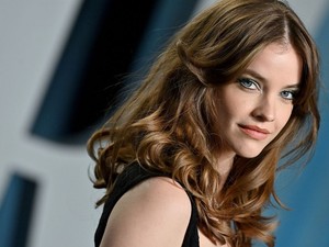 Palvin Barbi derékig érő szőke hajjal tarol Bazzi új videóklipjében