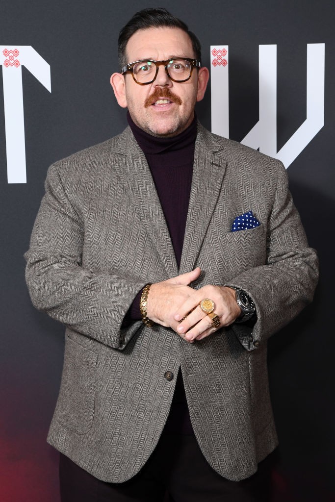 A Deadline arról számolt be, hogy Nick Frost közel áll ahhoz, hogy elvállalja Rubeus Hagrid szerepét. Az ikonikus félóriást korábban Robbie Coltrane formálta meg mind a nyolc filmben, egészen 2022 októberében bekövetkezett haláláig. A rajongók már márciusban gyanakodni kezdtek, hogy Nick Frost veszi át Hagrid szerepét, miután a színész egy sejtelmes Instagram-posztot tett közzé: „Milyen csodás nap! Megtörténik, tényleg megtörténik. Csak nyugi.” A találgatásokat tovább erősítette, hogy Frost nem sokkal korábban elkezdte követni John Lithgow-t és Paapa Essiedut is a közösségi médiában.