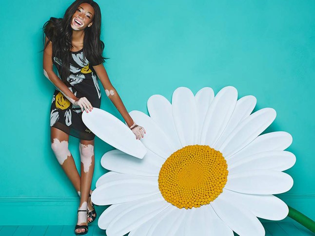 Kirobbanó vidámság és színkavalkád a Desigual kampányában