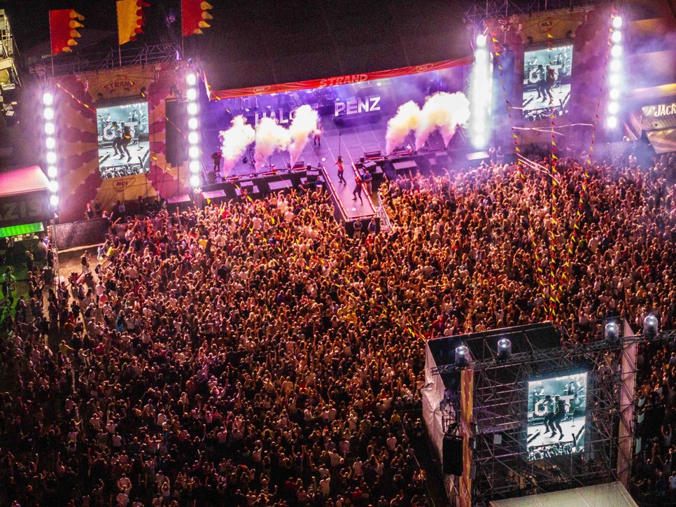 Bár a STRAND részletes programja mostantól elérhető a honlapon, a következő hetekben még újabb meglepetésekre számíthatunk Zamárdiban.