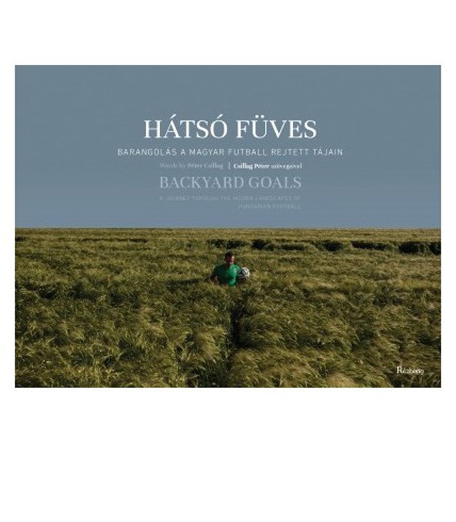 Csillag Péter: Hátsó füves - Ha van focis könyv, aminek egy magyar focirajongónak tényleg a könyves polcán a helye, akkor ez az! Csillag Péter országjáró sorozatában kis falusi pályákra kalauzolja el az olvasóit, a focin keresztül mutatja be a kis közösségek sorsát, nehézségeit, ugyanakkor mindig megértéssel fordul az amatőr sport utolsó kitartó hősei felé. Különleges könyv, nagyon szép ajándék lehet. - Rézbong, 4990 Ft