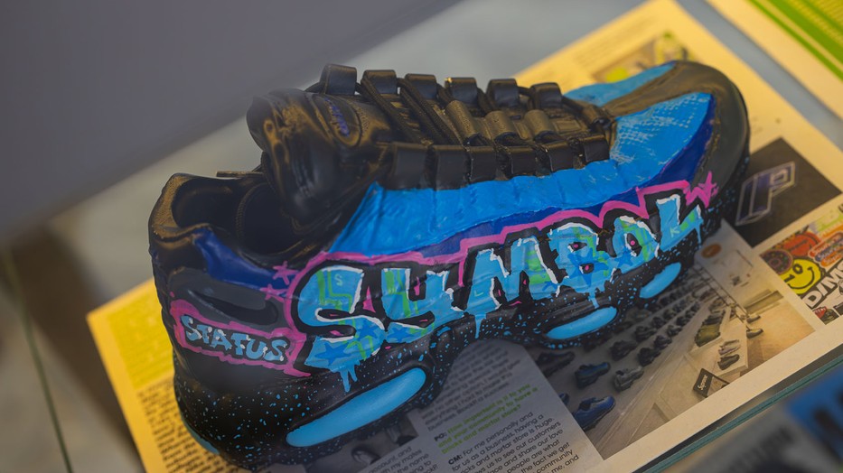 Egyedi custom sneaker graffiti stílusban – kézzel festett Air Max inspiráció a brit sneakerkultúra és a street art találkozásában, bemutatva a Sneakerness Budapest eseményen