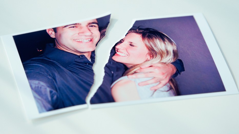 A gyász és az utómunka sosem spórolható meg egy válás vagy szakítás után, a gyógyulás felé ugyanis  nem az vezet, ha azt ismételgetjük, el kell engednünk a másikat - mondja a szakember