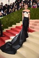 Emma Watson újrahasznosított műanyag palackokból készült Calvin Klein és Eco Age együttesben a 2016-os Met-gálán