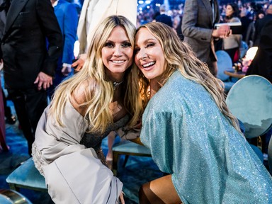 Heidi Klum pucérruhában, Jennifer Lopez meztelenszoknyában égett a retinákba a 2025-ös Grammy-díjátadón