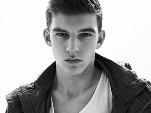 Elizabeth Hurley szexi modell unokaöccse