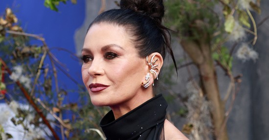 Az 55 éves Catherine Zeta-Jones meztelenruhája nem sokat bízott a képzeletre, övé volt az Emmy-gála egyik legbátrabb ruhája