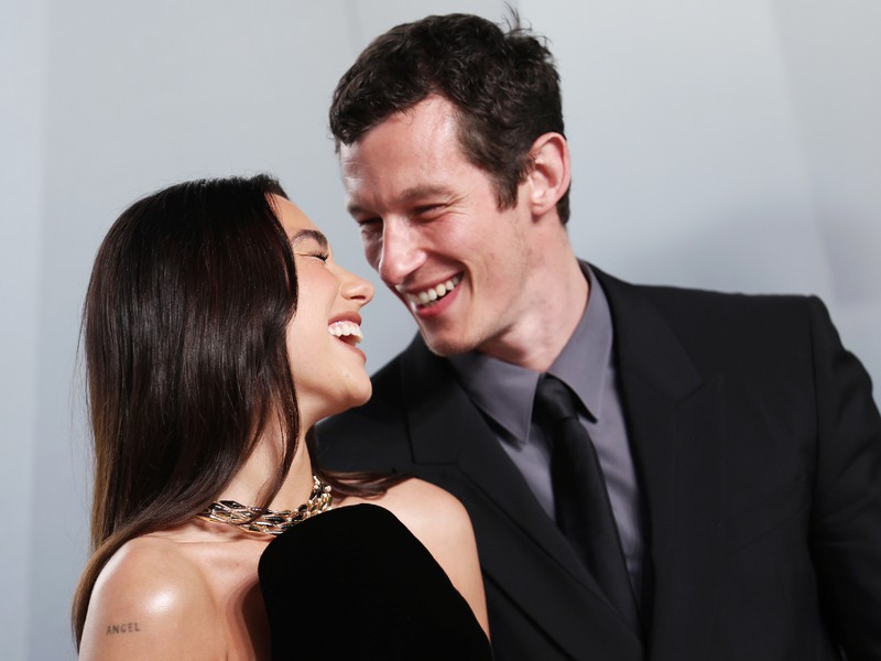 Kiderült: háromnapos esküvőn kel egybe Dua Lipa és Callum Turner, a nagy nap mindjárt itt van