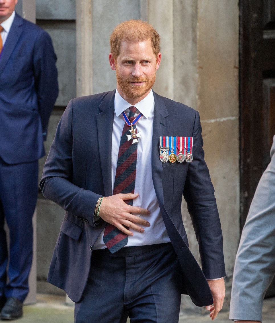 Harry herceg a KCVO kitüntetését viselte Londonban