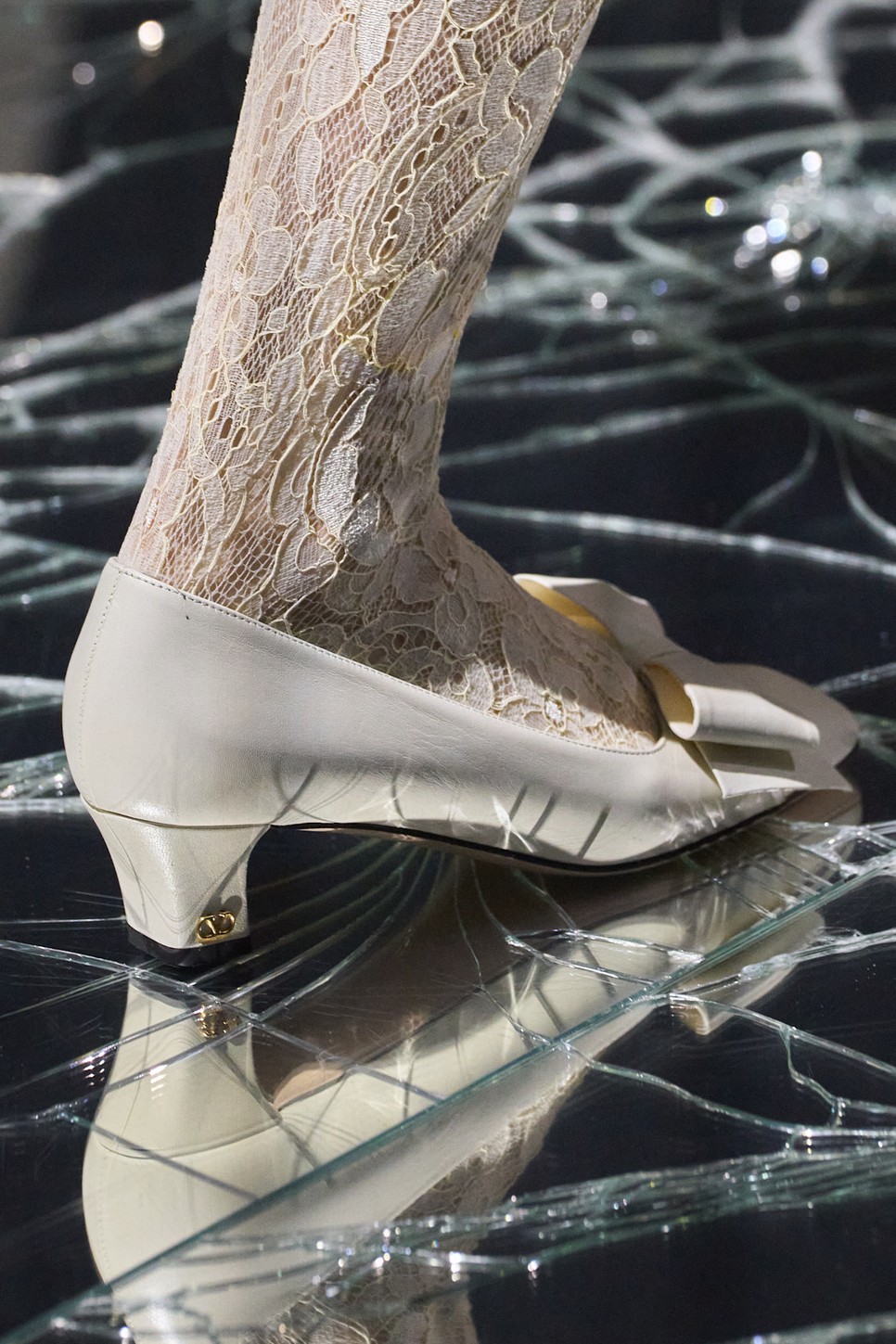 A Valentino cipője a luxus és báj tökéletes megtestesítője