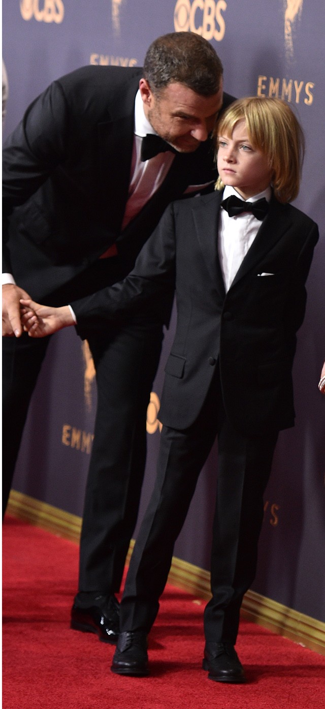 Liev Schreiber és fia az Emmy-n