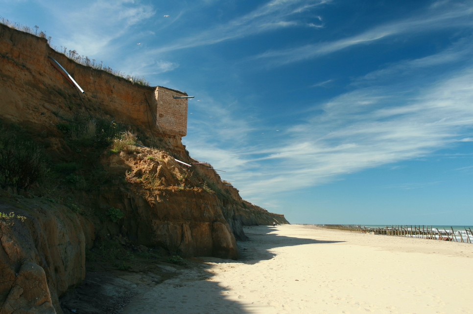 Égnek meredő közmű csövek Happisburgh leszakadt partján (Fotó: a szerző)