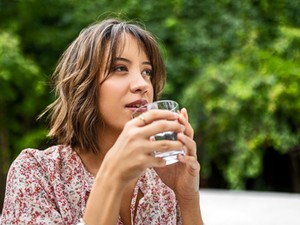 1 héten keresztül 2,5 liter vizet ittam naponta, radikális változás jelent meg a bőrömön