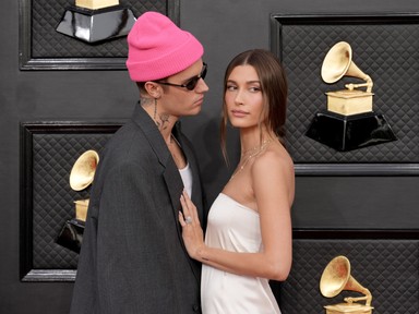 Hailey Bieber és Justin Bieber szenvedélyes csókjukkal nem akármit ünnepelnek