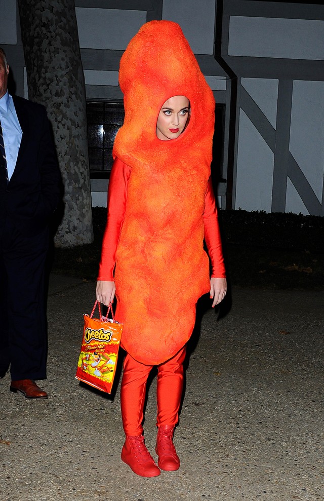 Csak Katy Perry lehet annyira őrült, hogy Cheetosnak öltözzön be!