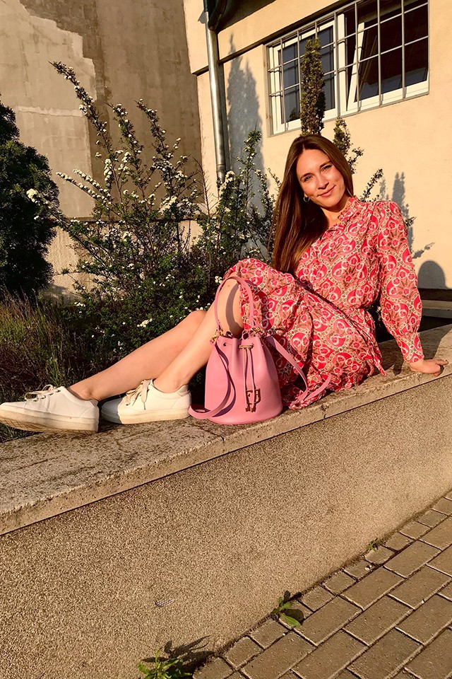 A mindfulness tréner nemcsak a napi szettjét mutatja be, hanem minden napra hoz egy gondolatot is