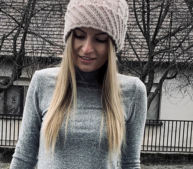 A Kuglófos lány bohém sapkájával még ezt a szürke napot is feldobja