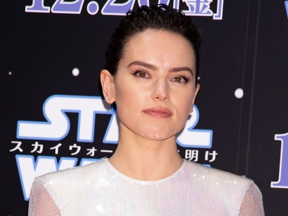 Daisy Ridley a jövőből érkezett a Star Wars vörös szőnyeges premierjére