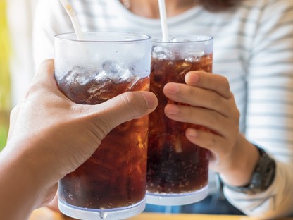 Igen, léteznek emberek, akik TEJJEL isszák a kólát