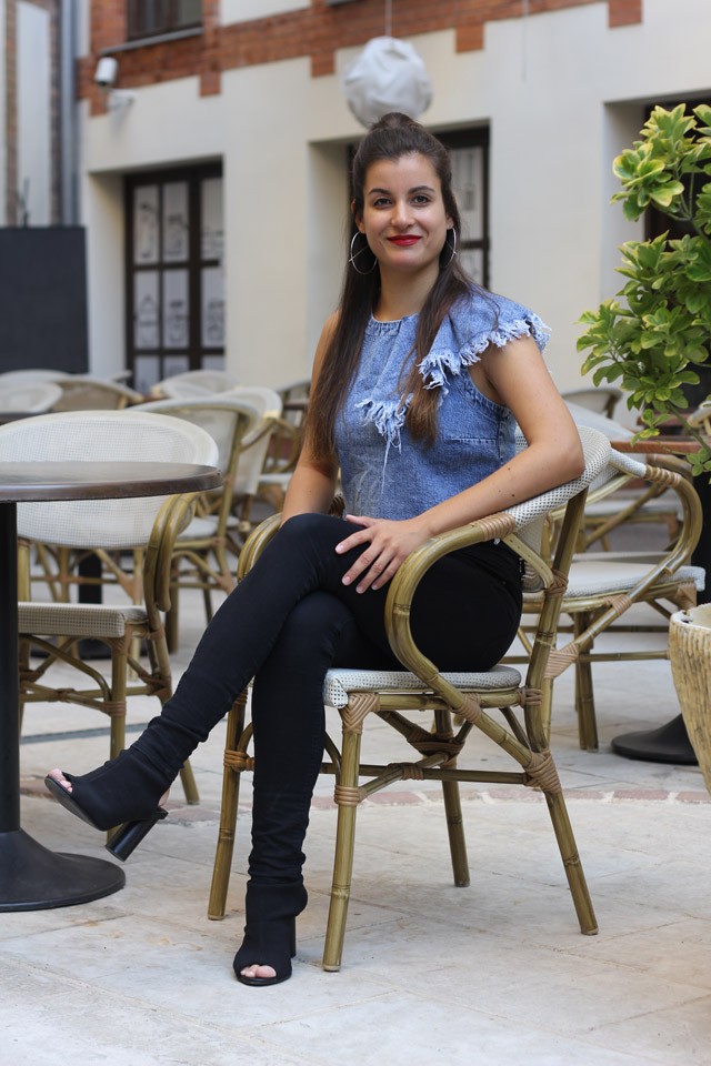 Évi egy különleges farmerfelsőt választott a mai fellépésre