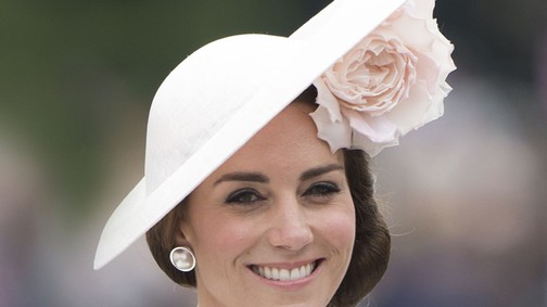 Sarolta hercegnő első hivatalos megjelenése Kate Middleton karján