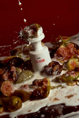 „Átölelni azt, akit szeretsz, hosszú időn át, gyengéden, őrülten, simogatni, amíg ki nem fárad, hevesen megragadni, mint aki fosztogat, aztán átkarolni, belé ásni, majd szenvedélyesen belélegezni, inni, később újra átölelni, átmenni rajta újra meg újra, amíg bele nem olvadsz, amíg el nem veszel benne, amíg meg nem halsz benne, a karjai között, nem ez tisztán és egyszerűen, a csodák csodája?" - Lydie Salvayre 