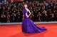 Nicola Peltz élénk lila, extrém kivágásokkal tarkított Balenciaga ruhájában a filmfesztivál hercegnőjeként tündökölt. 