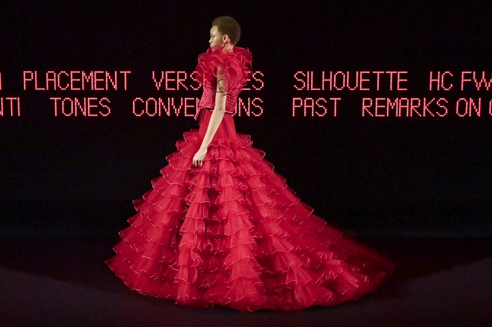 Egy modell sétál a kifutón a Valentino Haute Couture 2025 tavaszi/nyári divatbemutatóján
