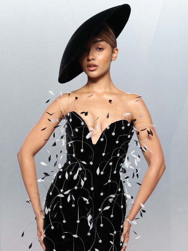 PinkPantheress brit énekes és szövegíró drámai kalapos megoldást választott ruhájának megkoronázásául